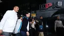 Penyanyi Istiningdiah Sugianto atau Iis Sugianto (kedua kiri) keluar Gedung KPK, Jakarta, Senin (15/1). Iis diperiksa sebagai saksi dugaan suap pengadaan mesin Rolls-Royce pesawat Airbus milik PT Garuda lndonesia Tbk. (Liputan6.com/Helmi Fithriansyah)