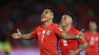 Striker Arsenal, Alexis Sanchez, menyumbang 2 gol saat Cile melumat Uruguay, 3-1, pada laga Kualifikasi Piala Dunia 2018 zona CONMEBOL di Stadion Nasional Julio Martinez Pradanos, Santiago, Rabu (16/11/2016) pagi WIB. (AFP/Martin Bernetti)