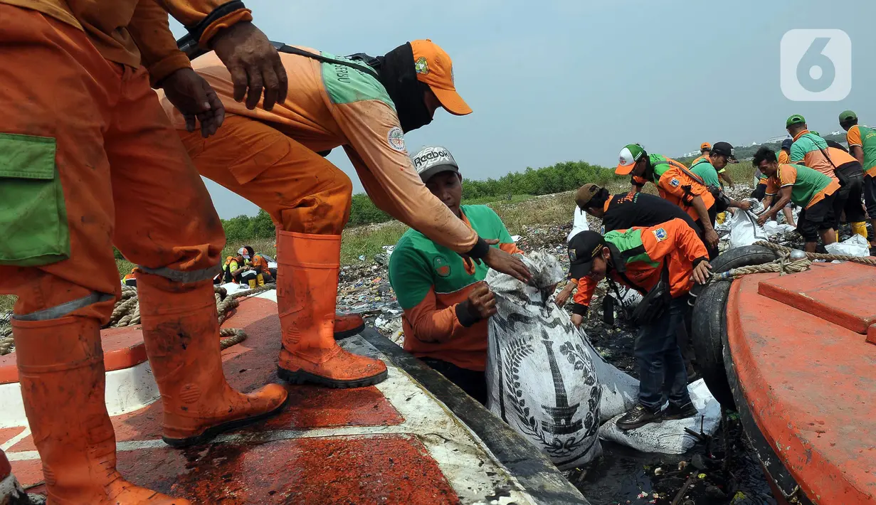 Selain itu, keberadaan sampah menjadikan kawasan pesisir Jakarta Utara terlihat kumuh dan kondisi air laut pesisir kawasan mangrove menghitam. (merdeka.com/Imam Buhori)