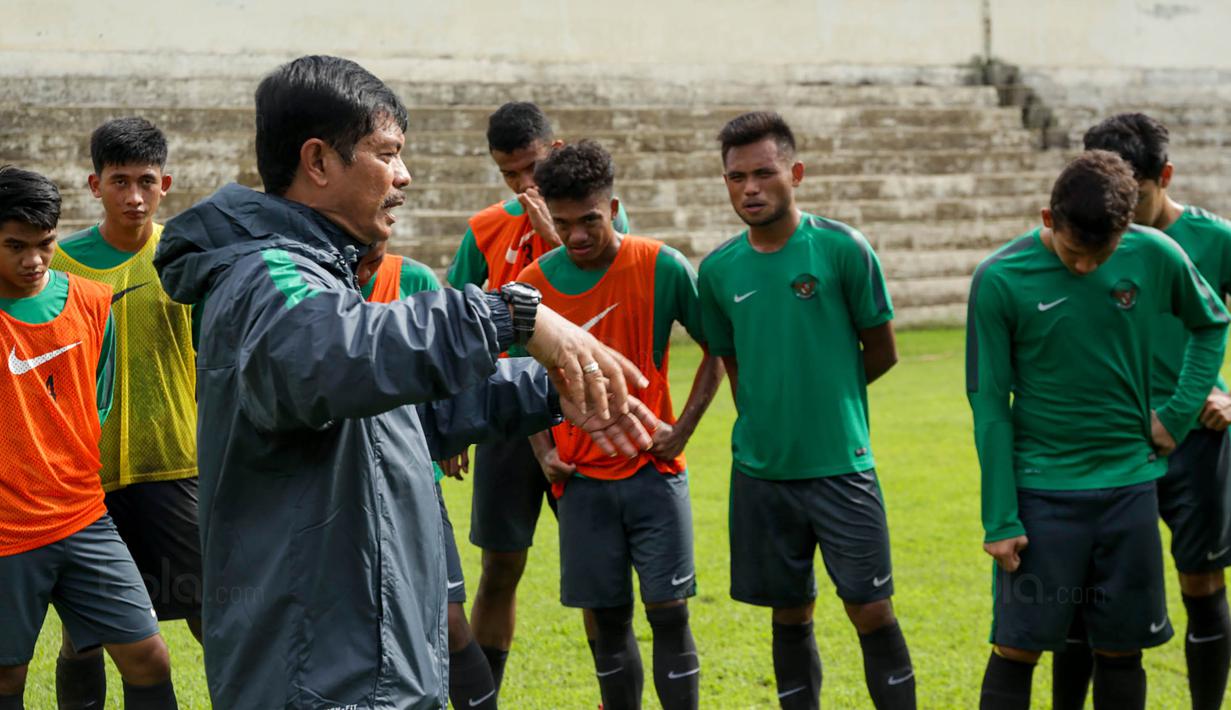 Pelatih Timnas Indonesia U-19, Indra Sjafri, memberikan instruksi saat latihan di Stadion Padomar, Yangon, Sabtu (9/9/2017). Pada laga Piala AFF U-18 selanjutnya Timnas U-19 akan melawan Vietnam U-19. (Liputan6.com/Yoppy Renato)