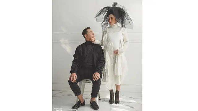 6 Gaya Maternity Shoot Ussy Sulistiawaty Bertema Fashionable, Tampil Modis