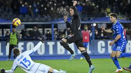 Bianocneri berhasil menang di laga ini berkat dua gol Dusan Vlahovic dan Moise Kean. (AFP/Alberto Pizzoli)