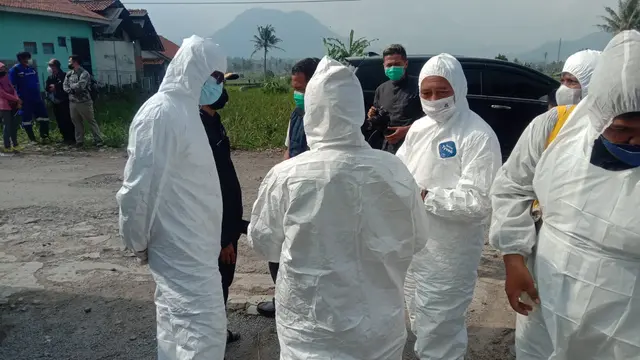 Para petugas dari Perikanan dan Peternakan (Kadiskanak) Kabupaten Garut dan Balai Veteriner, tengah melakukan pengecekan kesehatan terhadap sapi-sapi yang terkena Penyakit Mulut Kuku (PMK) di Garut, Jawa Barat. (Liputan6.com/Jayadi Supriadin)