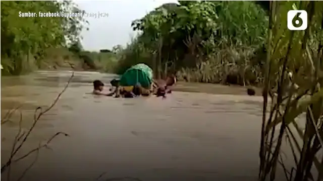 Viral Keranda Jenazah Dihanyutkan Lewat Sungai Menuju Pemakaman, Ini 6 Faktanya
