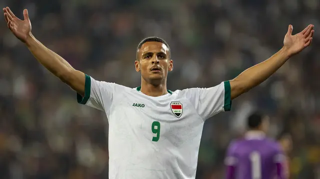 Penyerang Irak, Ali Al-Hamadi, mencetak gol untuk AFC Wimbledon di League Two Inggris jelang bermain di Piala Asia 2023. (AFP/Hussein Faleh)