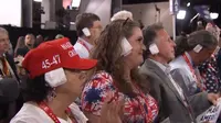 Para pendukung Donald Trump yang hadir dalam Konvensi Nasional Partai Republik (RNC) di Milwaukee terlihat menggunakan perban di telinga kanan. (Dok. AP Video/Mike Householder
