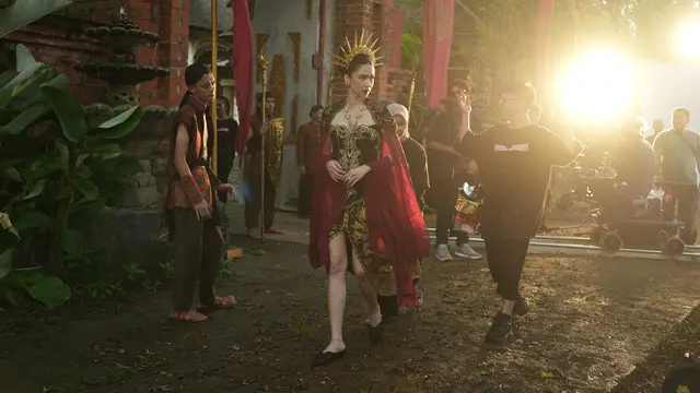 Laura Basuki tampil glamor (Istimewa)