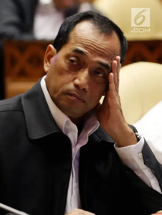 Menteri Perhubungan Budi Karya Sumadi saat mengikuti rapat kerja dengan Komisi V DPR di Jakarta, Rabu (6/6). Selain membahas RKAKL dan RKP tiga kementerian, rapat juga membahas kesiapan jalur mudik jelang Idul Fitri 2018. (Liputan6.com/JohanTallo)