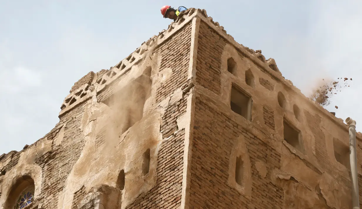 Seorang pekerja merenovasi bangunan bersejarah di Kota Tua Sanaa, Yaman, 9 Agustus 2020. Hujan dan banjir bandang di Yaman menghancurkan empat bangunan serta merusak 30 lainnya di situs Warisan Dunia UNESCO Kota Tua Sanaa, kata penduduk kepada Xinhua pada Minggu (9/8). (Xinhua/Mohammed Mohammed)