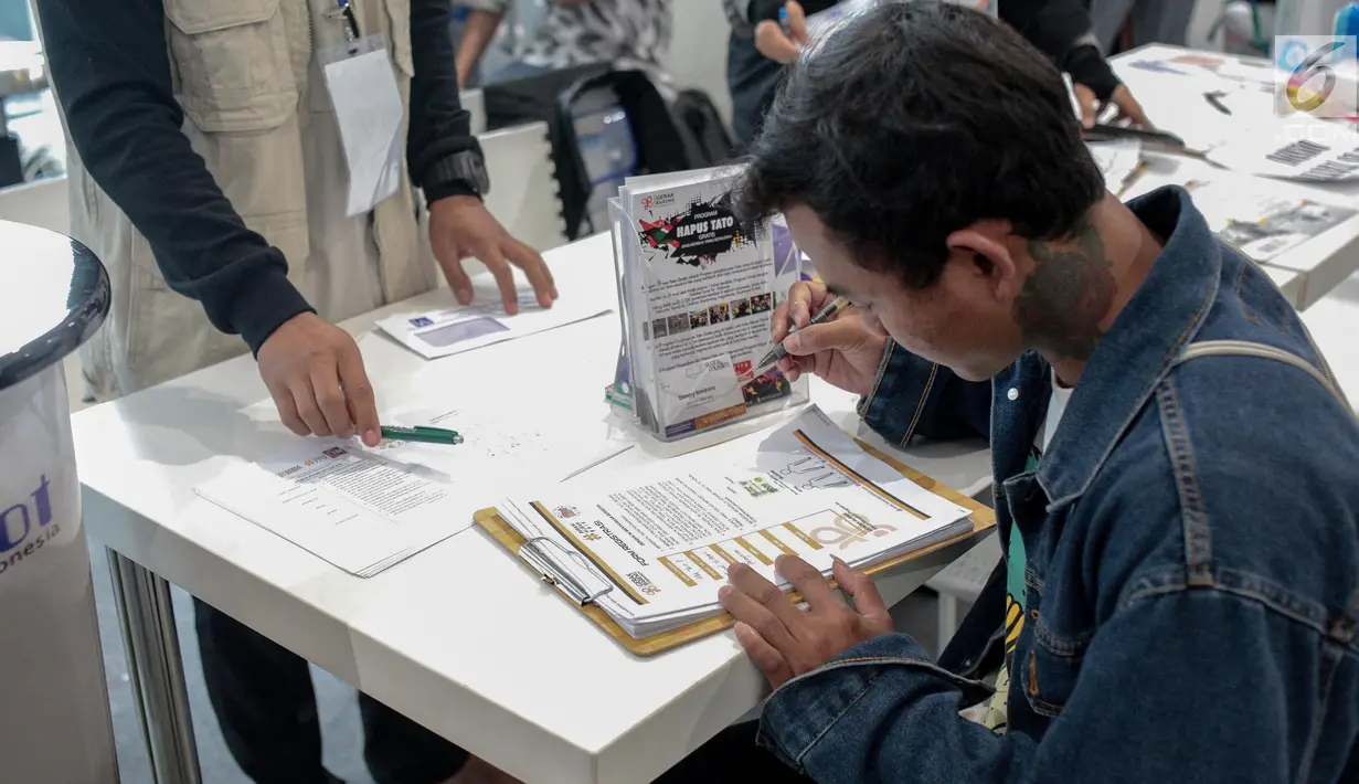 Peserta melakukan pendaftaran hapus tato gratis yang dilakukan oleh Komunitas Gerak Bareng dalam acara Hijrah Fest 2018 di Jakarta, Sabtu (10/11). Ibu hamil dan menyusui dilarang mengikuti program ini. (Liputan6.com/Faizal Fanani)