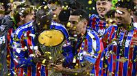 Para pemain Crystal Palace merayakan sukses juara Conference League hari Kamis (28/05/2026) dini hari WIB. (Tobias SCHWARZ / AFP)