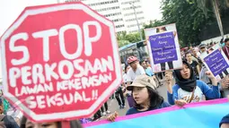 Sejumlah wanita menggelar aksi Stop Kekerasan Seksual saat Car Free Day di Bundaran HI, Jakarta, Minggu (6/12/2015). Mereka mengajak seluruh masyarakat untuk melawan kekerasan seksual (Liputan6.com/Faizal Fanani)
