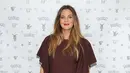 Seperti yang dilansir oleh Aceshowbiz, Drew Barrymore bersikap sangat ceria pada peluncuran wine miliknya. Setiap pengunjung selalu disambut hangat dengan pelukan serta senyum yang terpancar dari raut wajahnya. (AFP/Bintang.com)