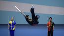 Peserta bermain pedang selama Kejuaraan Seni Bela Diri Nasional tahunan Mangyongdae di 'Taekwon-Do Hall' di Pyongyang, Korea Utara (9/11). (AFP Photo/Kim Won Jin)