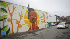 Mural terlihat selama Festival Mural Vancouver di Vancouver, British Columbia, Kanada, 20 Agustus 2020. Festival tahunan tersebut menampilkan lebih dari 60 karya seni publik yang diresmikan di sembilan lokasi seluruh kota. (Xinhua/Liang Sen)