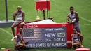 Para atlet Amerika Serikat berpose setelah memecahkan rekor dunia dalam nomor estafet 4x400m campuran cabang olahraga atletik di Olimpiade Paris 2024 di Stade de France, Saint-Denis, Paris, pada 2 Agustus 2024. (Anne-Christine POUJOULAT/AFP)