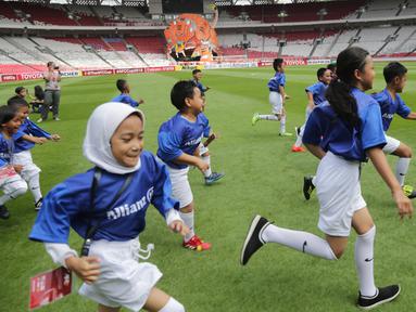 Putra putri dari anggota The Jakmania berlari saat menjadi Player Escort Kids pada laga Piala AFC 2019 antara Persija Jakarta melawan Ceres Negros di SUGBK, Jakarta, Selasa (23/4). Kesempatan ini diberikan oleh Allianz. (Bola.com/Peksi Cahyo)