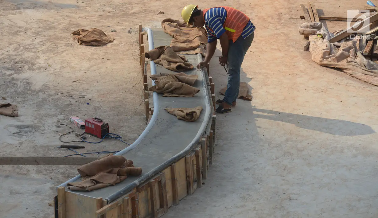 Pekerja proyek menyelesaikan pembangunan Taman Spot dan Budaya Dukuh Atas, Jakarta, Rabu (19/6/2019). Taman tersebut digunakan untuk menciptakan ruang ekspresi budaya yang pembangunnnya hampir rampung. (merdeka.com/Imam Buhori)
