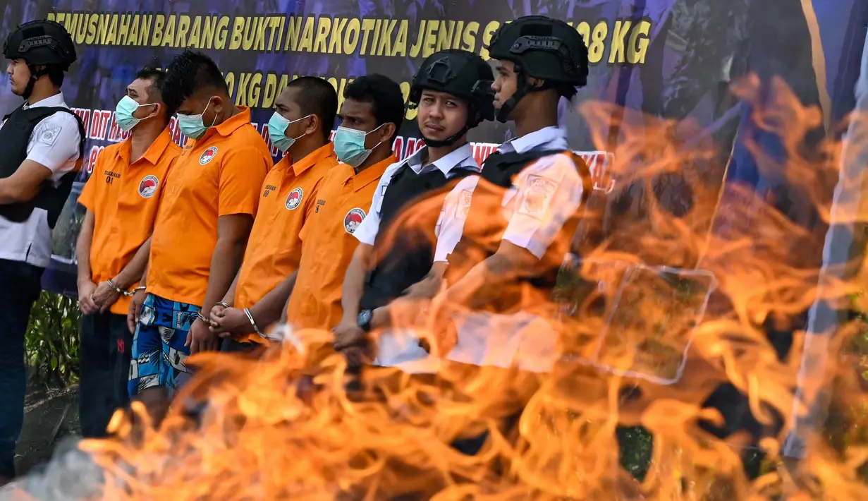 Narkoba yang dimusnahkan terdiri dari sabu seberat 108 kilogram, 640 kilogram ganja, dan 25 kilogram kokain yang berasal dari empat tersangka. (CHAIDEER MAHYUDDIN/AFP)