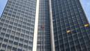 Alain Robert, pendaki bangunan pencakar langit asal Prancis memanjat Menara Montparnasse di Paris, Prancis, Rabu (12/10/2022). Alain Robert yang dikenal sebagai Spiderman Prancis itu kembali beraksi dengan memanjat Menara Montparnasse yang memiliki ketinggian 210 meter. (Bertrand GUAY/AFP)