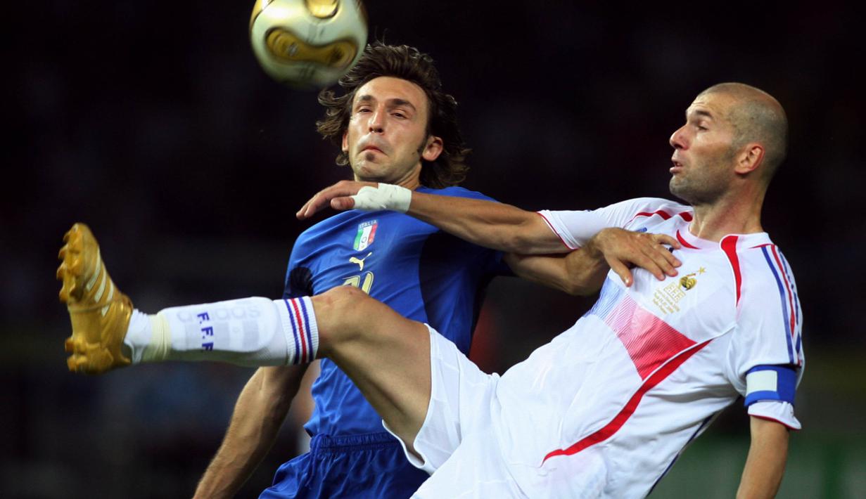 Gelandang Italia, Andrea Pirlo, menjaga gelandang Prancis, Zinedine Zidane, pada laga final Piala Dunia di Stadion Olympic, Berlin, Minggu (9/72006). Pada turnamen ini Pirlo berhasil mengantar Italia juara. (AFP/Patrik Stollarz)
