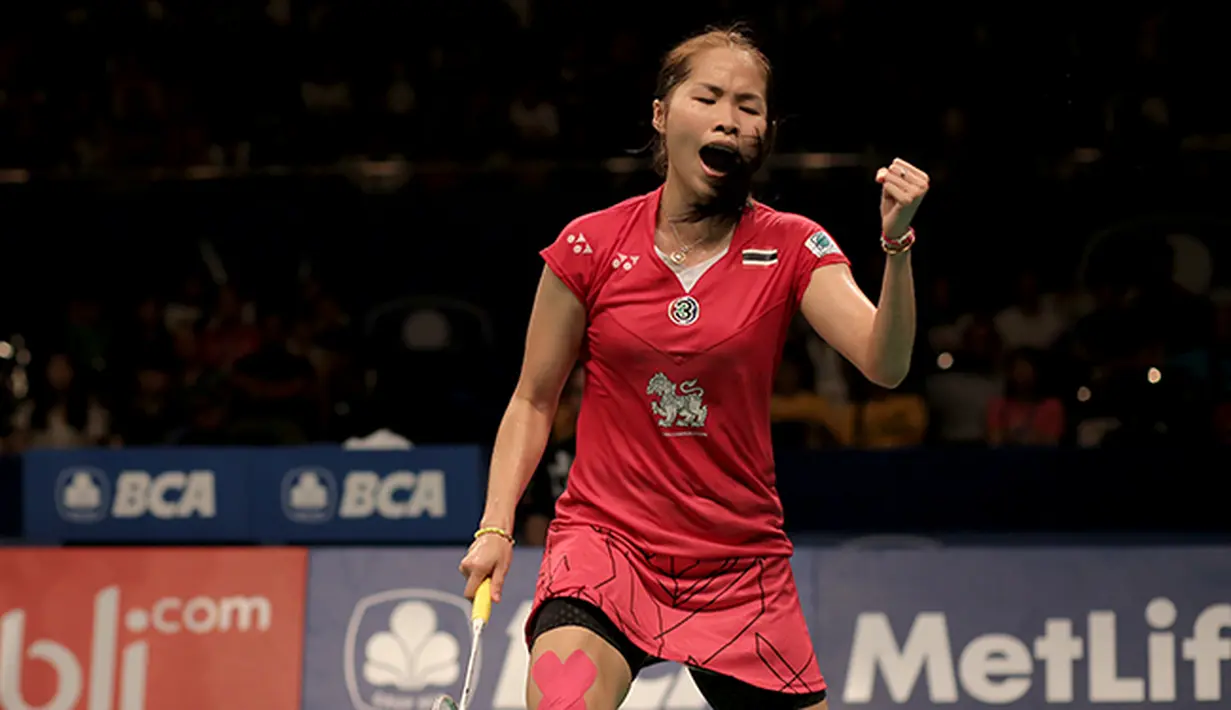 Ratchanok Intanon tunggal puteri asal Thailand menjadi juara setelah mengalahkan Yui Hashimoto dari Jepang di final BCA Indonesia Open Premier Super Series 2015 di Istora Senayan Jakarta. (Bola.com/Peksi Cahyo)