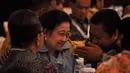 Ketum PDIP Megawati Soekarno Putri berbincang dengan Wakil Ketua MPR Oesman Sapta Odang (kanan) disela acara International Conferencen Terrorisn & ISIS di Jiexpo Jakarta, Senin (23/3/2015). (Liputan6.com/Faizal Fanani)