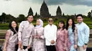 Amel berlibur bersama keluarganya di momen tersebut. Mereka berpose dengan latar belakang Candi Prambanan, salah satu situs bersejarah yang ikonik di Indonesia. Meski cuaca mendung, penampilan keluarga Amel tetap memukau dengan busana serasi. (Liputan6.com/IG/@amelcarla)