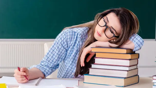 Ilustrasi pelajar tertidur di kelas