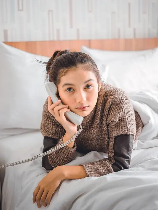 Peserta SCTV Mencari Bintang 2018 ini memang pandai berpose saat foto. Gayanya selalu mencuri perhatian banyak orang. Seperti saat ia memandang dengan tajam sembari memegang gagang telepon. (Liputan6.com/IG/@fiolinatejaay)