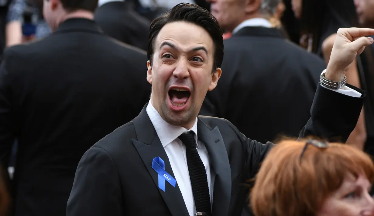 Pengisi soundtrack "Moana", Lin Manuel-Miranda mengenakan pita biru saat menghadiri Piala Oscar 2017 di Los Angeles, Minggu (26/2). Pita biru itu merupakan bentuk dukungan pada hak-hak dan kebebasan warga sipil di AS. (Photo by Al Powers/Invision/AP)
