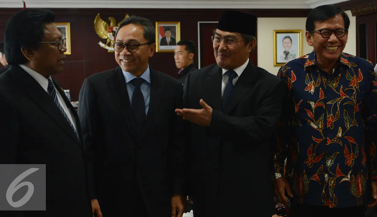 Ketua MPR Zulkifli Hasan (kedua kiri) di dampingi Wakil Ketua MPR Oesmman Sapta (kiri) saat menerima kunjungan Ketua Presidium ICMI Jimly Asshiddiqie (kedua kanan) didampingi Sekjen ICMI Jafar Hafsah di Jakarta, Selasa (3/4). (Liputan6.com/Johan Tallo)
