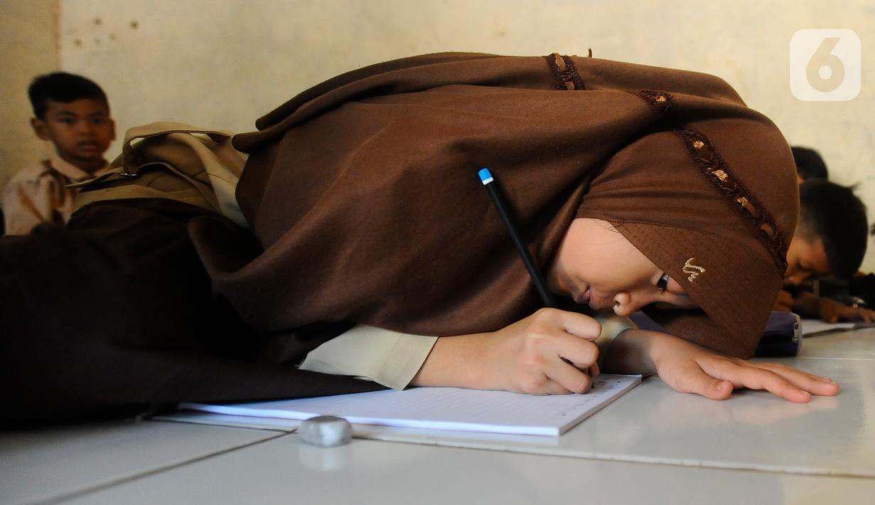 Murid kelas IV SDN Cidokom 02 mengikuti aktivitas belajar di lantai ruangan musala di Rumpin, Bogor, Kamis (05/10/2023). (merdeka.com/Arie Basuki)
