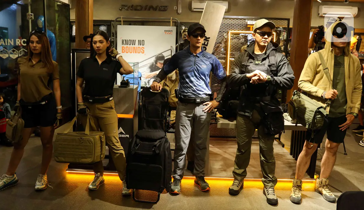 Model menggunakan produk Eiger Tac yang merupakan produk unggulan Eiger Adventure saat dirilis di Eiger Flagship Store, Jakarta, Selasa (4/4/2023). (Liputan6.com/Herman Zakharia)