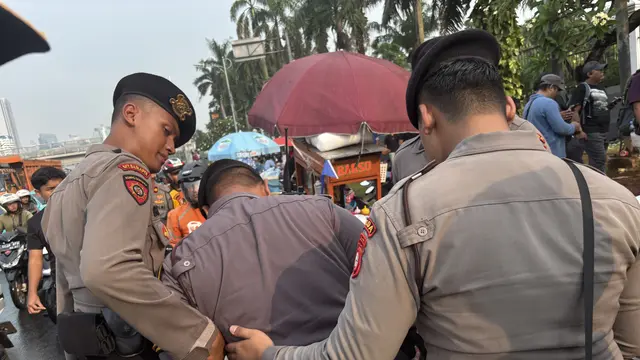 Polisi Terluka Saat Cegah Pembakaran Ban di Demo Depan DPR a