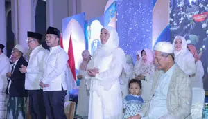 Khofifah dan emil Dardak menggelar refleksi akhir tahun di Surabaya. (Dian Kurniawan/Liputan6.com)