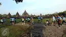 Para peserta mengikuti Mandiri Jogja Marathon 2017 di kompleks Candi Prambanan, Sleman, Minggu (23/4). Mandiri Jogja Marathon dibagi dalam beberapa kelas lari yakni jarak 42 km, jarak 21 km, jarak 10 km, dan jarak 5 km. (Liputan6.com/Johan Tallo)