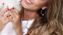 1. Nicole Bahls - Neymar Jr sempat dikabarkan memiliki hubungan khusus dengan presenter TV tersebut. Dalam acara TV, Nicole sempat mengaku memiliki perasaan  dengan bintang termahal dunia tersebut pada tahun 2011. (Instagram)