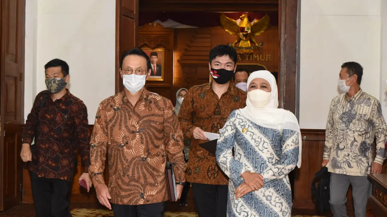 Gubernur Jatim Khofifah Indar Parawansa bertemu Duta Besar (Dubes) Jepang HE Kanasugi Kenji. (Dian Kurniawan/Liputan6.com)