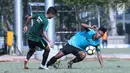 Pemain Timnas Indonesia U-19, Syahrian Abimanyu (kiri) berebut bola dengan rekannya saat latihan di Lapangan B Kompleks GBK, Jakarta, Selasa (18/9). Latihan ini persiapan  PSSI Anniversary Cup U-19 dan Piala AFC U19. (Liputan6.com/Helmi Fithriansyah)