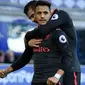 Pemain Arsenal, Alexis Sanchez (kiri) menutup kemenangan timnya dengan satu gol pada menit ke-90 saat melawan Everton pada laga Premier League di Goodison Park, Liverpool, (22/10/2017). Arsenal menang 5-2. (AFP/Oli Scarff)