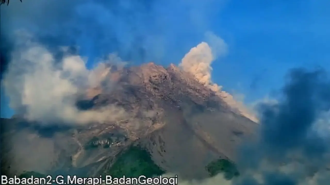 Gunung Merapi luncurkan awan panas. (Foto: Liputan6.com/Wisnu Wardhana)