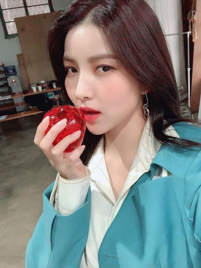 Sowon GFriend. (Source Music via Instagram/ gfriendofficial)