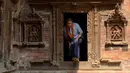 Putra Mahkota Kerajaan Inggris, Pangeran Harry, ketika mengunjungi salah satu situs warisan dunia, Patan Durbar Square di Kathmandu, Nepal, Minggu (20/3). (REUTERS/Prakash Mathema/Pool)