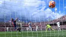 Pemain Barcelona, Ferran Torres (kiri) merayakan gol yang dicetak oleh Raphinha (tidak tampah) ke gawang Real Madrid dalam laga lanjutan Liga Spanyol 2024/2025 di Estadi Olimpic Lluis Companys, Barcelona, Spanyol, Minggu (11/05/2025) waktu setempat. (AFP/Lluis Gene)