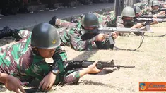 Citizen6, Surabaya: Setiap personil mendapatkan kesempatan menembak 58 butir caliber 5,56 mm. Dari jumlah 58 butir peluru tersebut peserta menggunakan tiga posisi menembak yaitu posisi tiarap, duduk /jongkok dan posisi berdiri. (Pengirim: Penkobangdikal).