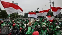 Massa driver Gojek berkumpul di jalan Asia Afrika, Jakarta, untuk selanjutnya menggelar unjuk rasa ke kantor pusat mereka di Kemang, Senin (3/10). Ratusan pengemudi Gojek itu menuntut penghapusan sistem performa atau rating. (Liputan6.com/Johan Tallo)