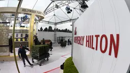 Pekerja dan staf menyiapkan area karpet merah ajang Golden Globe Awards 2019 di The Beverly Hilton, Beverly Hills, California, Sabtu (5/1). Golden Globe Awards 2019 adalah ajang ke-76  yang akan digelar pada 6 Januari waktu setempat. (Mark RALSTON/AFP)