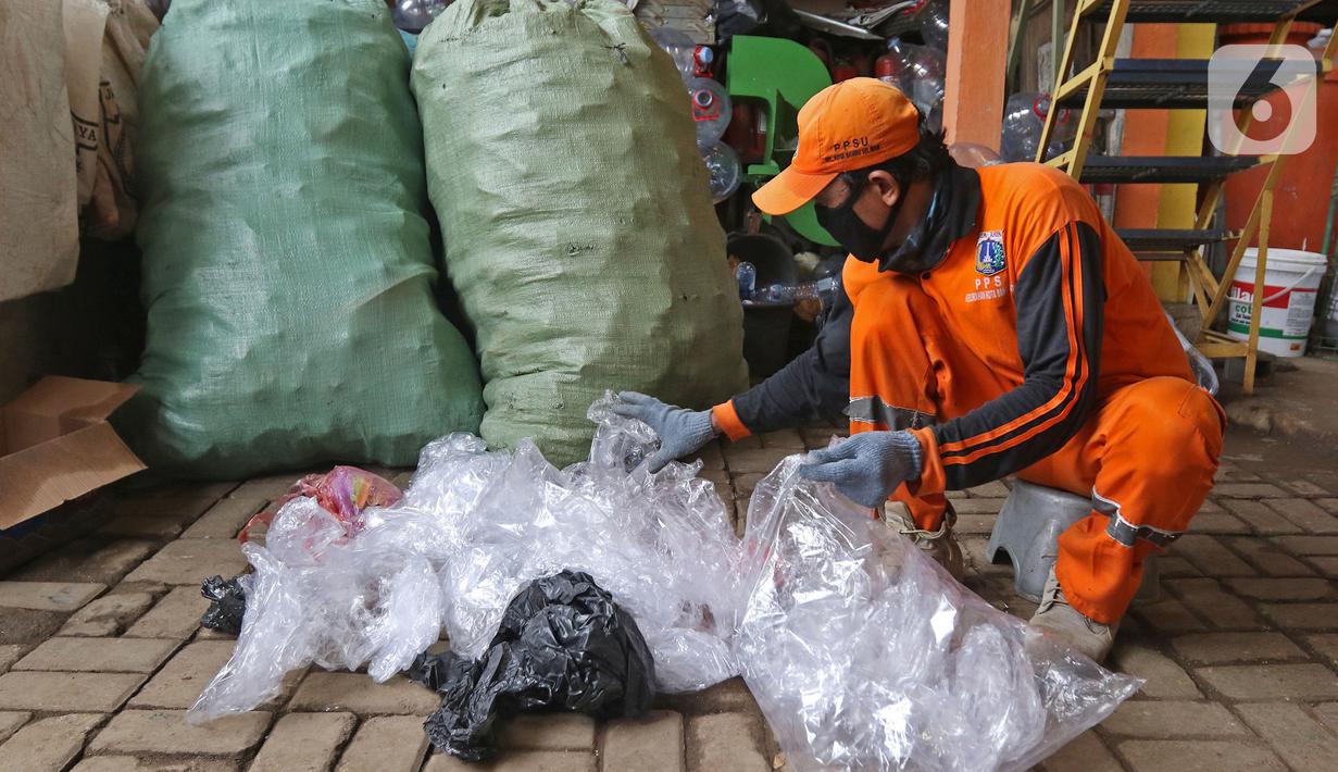 Petugas PPSU Kelurahan Kota Bambu Selatan memilih sampah plastik di Bank Sampah Hasil Berkah, Jakarta, Kamis (11/11/2021). Sampah plastik dikonversi menjadi solar menggunakan alat mesin pirolisis untuk mengurangi pencemaran lingkungan. (Liputan6.com/Herman Zakharia)