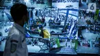 Petugas memperhatikan cctv jalur mudik melalui layar command centre sebagai pusat informasi mudik 2022 di Gedung Kementerian Perhubungan, Jakarta, Senin (25/5/2022). Command centre ini, berbagai instansi terkait yang bertanggung jawab terhadap pelaksanaan mudik. (Liputan6.com/Faizal Fanani)